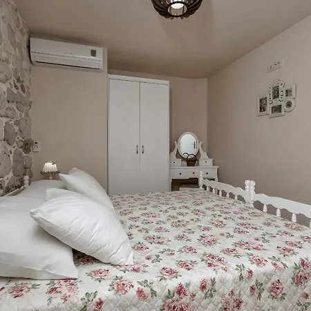 بيت للعطل House Nede Tučepi